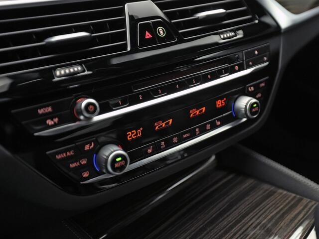 BMW 5-SERIE 520i M Sport High Executive 184Pk Automaat (GROOT NAVI, M PAKKET, 360 CAMERA, MEMORY SEATS, HARMAN/KARDON, STUUR/STOELVERWARMING, LUXE LEDER, HEAD-UP DISPLAY, GETINT GLAS, NIEUWSTAAT)