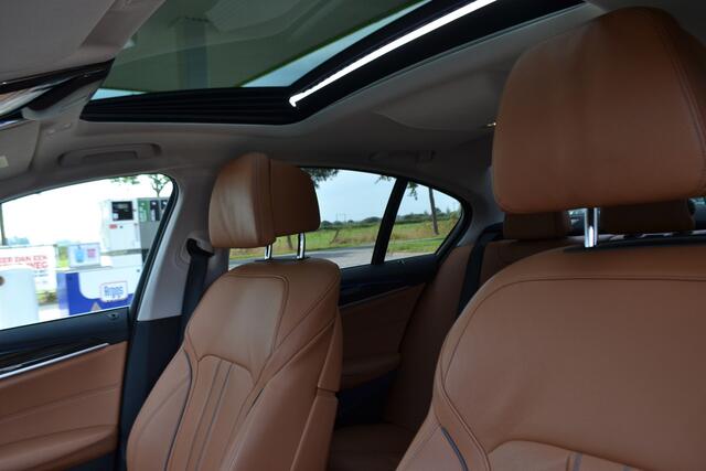 BMW 5-SERIE 520i Luxury | Opendak | Head Up | Comfortstoelen | Adaptive Cruise | Stuur en stoelverw | Elektrische achterklep |
