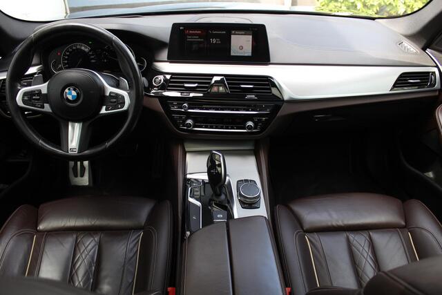 BMW 5-SERIE Touring 530i High Executive M-sport | Incl. 12 maanden garantie | Panoramadak | Dodehoek detectie | Geheugenstoelen | Parkeercamera | Standkachel | Head-up display | Elektrisch uitklapbare trekhaak | Stoelverwarming | Draadloze telefoonlader | Luxe lederen bekleding |