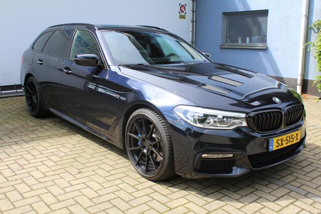 BMW 5-SERIE Touring 530i High Executive M-sport | Incl. 12 maanden garantie | Panoramadak | Dodehoek detectie | Geheugenstoelen | Parkeercamera | Standkachel | Head-up display | Elektrisch uitklapbare trekhaak | Stoelverwarming | Draadloze telefoonlader | Luxe lederen bekleding |