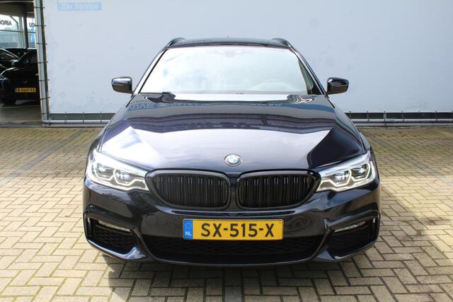 BMW 5-SERIE Touring 530i High Executive M-sport | Incl. 12 maanden garantie | Panoramadak | Dodehoek detectie | Geheugenstoelen | Parkeercamera | Standkachel | Head-up display | Elektrisch uitklapbare trekhaak | Stoelverwarming | Draadloze telefoonlader | Luxe lederen bekleding |
