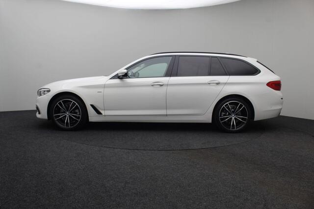 BMW 5-SERIE Touring 520i High Executive 2018 | Navigatie | Stoel & Stuurverwarming | Achteruitrij Camera | Elektrisch Verstelbare Stoelen | Cruise Control | Nationale Autopas