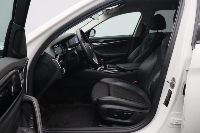 BMW 5-SERIE Touring 520i High Executive 2018 | Navigatie | Stoel & Stuurverwarming | Achteruitrij Camera | Elektrisch Verstelbare Stoelen | Cruise Control | Nationale Autopas