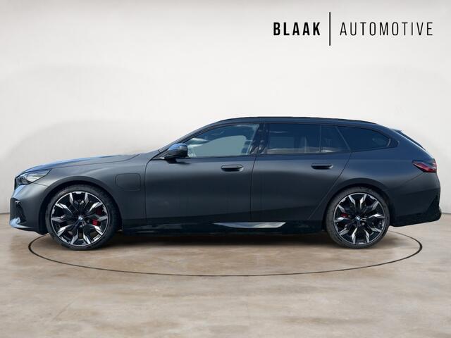 BMW 5-SERIE Touring 530e M Sport-Pro Edition | matzwart | 21" individual | innovation | leer | head-up