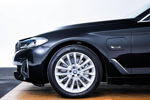 BMW 5-SERIE 530e Luxury Line - Driving Assistant Professional - Head up - Comfort Access - BMW Laserlight - Getinte Ruiten - High Beam Assistant - Comfortstoelen - Stuurwielrand verwarmd -