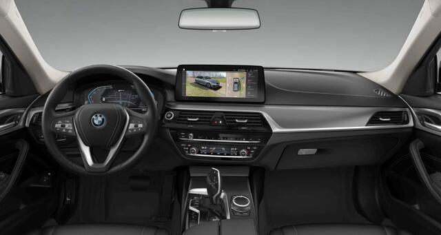 BMW 5-SERIE Touring 530e Trekhaak - Panoramadak - Driving Assistant Professional - Head up - Elektrisch verwarmde voorstoelen - BMW Laserlight - Parking Assistant Plus - High Beam Assistant -