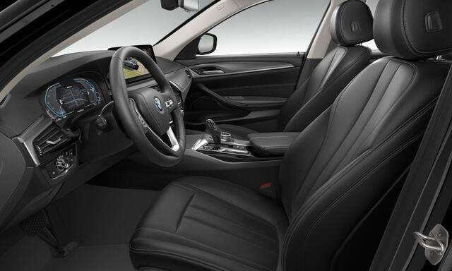 BMW 5-SERIE Touring 530e Trekhaak - Panoramadak - Driving Assistant Professional - Head up - Elektrisch verwarmde voorstoelen - BMW Laserlight - Parking Assistant Plus - High Beam Assistant -