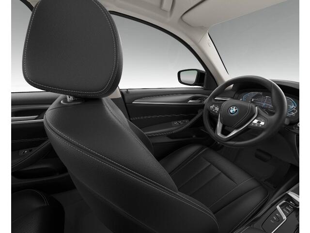 BMW 5-SERIE Touring 530e Trekhaak - Panoramadak - Driving Assistant Professional - Head up - Elektrisch verwarmde voorstoelen - BMW Laserlight - Parking Assistant Plus - High Beam Assistant -