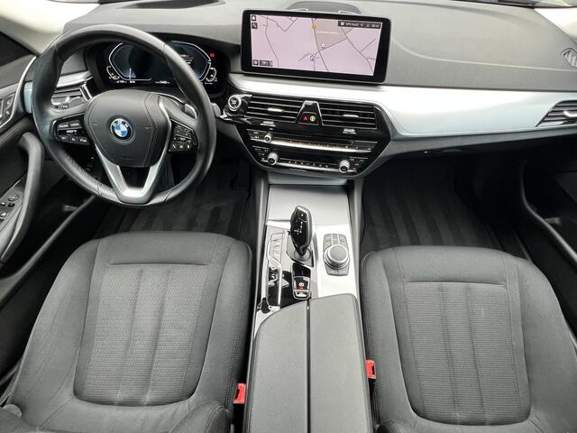 BMW 5-SERIE Touring 530e Business Edition Plus / Dealer Onderhouden / Head- Up Display / Stoelverwarming / Achteruitrijcamera / 1.700 kg trekgewicht / Navigatie / Apple Carplay & Android Auto / Climate Control / 18"LM Velgen /