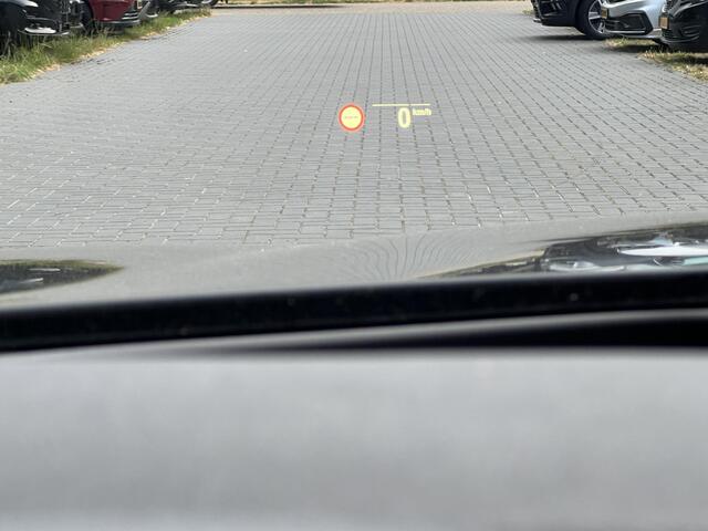 BMW 5-SERIE Touring 530e Business Edition Plus / Dealer Onderhouden / Head- Up Display / Stoelverwarming / Achteruitrijcamera / 1.700 kg trekgewicht / Navigatie / Apple Carplay & Android Auto / Climate Control / 18"LM Velgen /