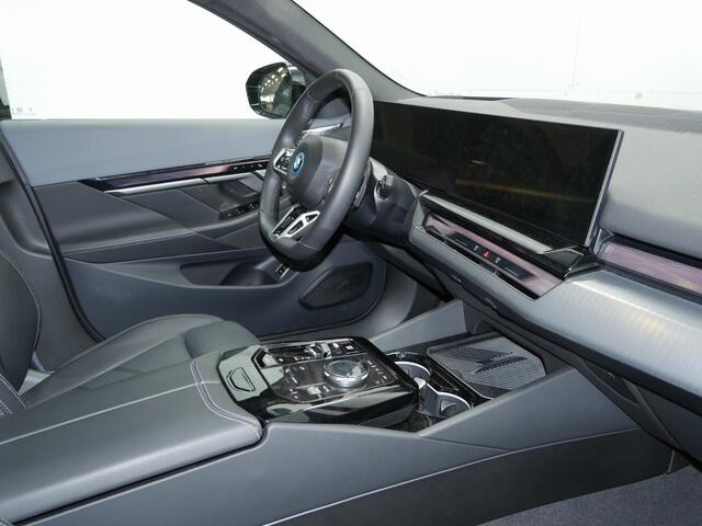 BMW 5-SERIE Touring 550e xDrive | Individual leder | Stoelverw. + ventilatie | Bowers & Wilkins | Trekhaak | 360 cam