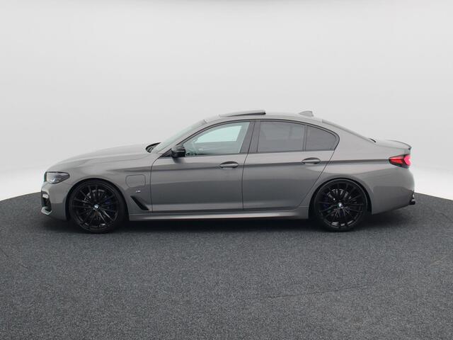BMW 5-SERIE 530e Business Edition Plus 292 Pk | M-Pakket | Virtual Cockpit | Schuif-kanteldak | Adaptive Cruise | Sportstoelen | LED | 21 Inch