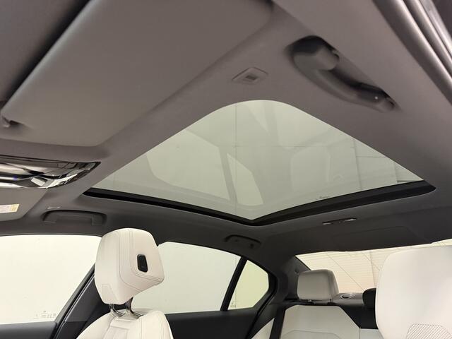 BMW 5-SERIE 530e Edition PANO/H&K/HEAD-UP/LEER-SPORT/CURVED-DISPLAY/360CAMERA/20"/LED-ADAPTIVE/KEYLESS/ELECTR.TREKHAAK/NIEUW-MODEL2025/BTW-AUTO/FABRIEKS-GARANTIE T/M 06-2027