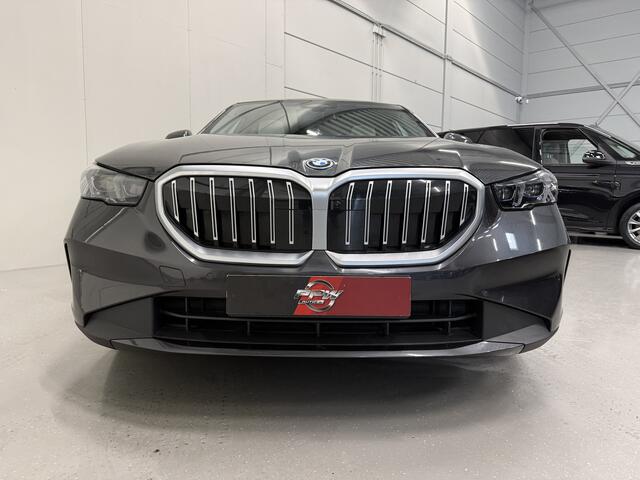 BMW 5-SERIE 530e Edition PANO/H&K/HEAD-UP/LEER-SPORT/CURVED-DISPLAY/360CAMERA/20"/LED-ADAPTIVE/KEYLESS/ELECTR.TREKHAAK/NIEUW-MODEL2025/BTW-AUTO/FABRIEKS-GARANTIE T/M 06-2027