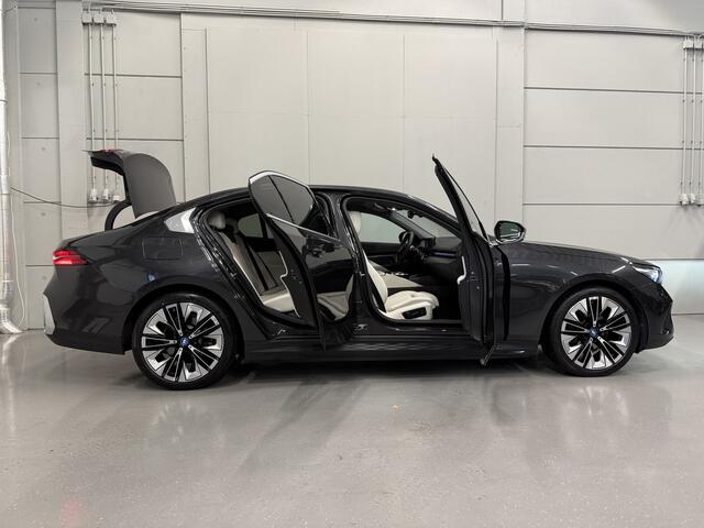 BMW 5-SERIE 530e Edition PANO/H&K/HEAD-UP/LEER-SPORT/CURVED-DISPLAY/360CAMERA/20"/LED-ADAPTIVE/KEYLESS/ELECTR.TREKHAAK/NIEUW-MODEL2025/BTW-AUTO/FABRIEKS-GARANTIE T/M 06-2027