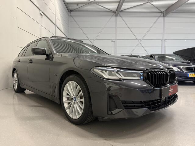 BMW 5-SERIE Touring 530e xDrive High exe PANO/TREKHAAK/H&K/LASER/360CAMERA/HEAD-UP/ACC/LEER-SPORT/SFEER/DRIVING ASS. PRO/M-SPORTSTUUR/KEYLESS/DONKERE-HEMEL/VOLLEDIG BMW DEALER HISTORIE/ABSOLUTE NIEUWSTAAT