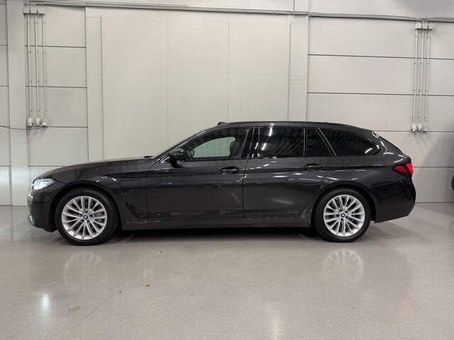 BMW 5-SERIE Touring 530e xDrive High exe PANO/TREKHAAK/H&K/LASER/360CAMERA/HEAD-UP/ACC/LEER-SPORT/SFEER/DRIVING ASS. PRO/M-SPORTSTUUR/KEYLESS/DONKERE-HEMEL/VOLLEDIG BMW DEALER HISTORIE/ABSOLUTE NIEUWSTAAT