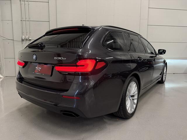 BMW 5-SERIE Touring 530e xDrive High exe PANO/TREKHAAK/H&K/LASER/360CAMERA/HEAD-UP/ACC/LEER-SPORT/SFEER/DRIVING ASS. PRO/M-SPORTSTUUR/KEYLESS/DONKERE-HEMEL/VOLLEDIG BMW DEALER HISTORIE/ABSOLUTE NIEUWSTAAT