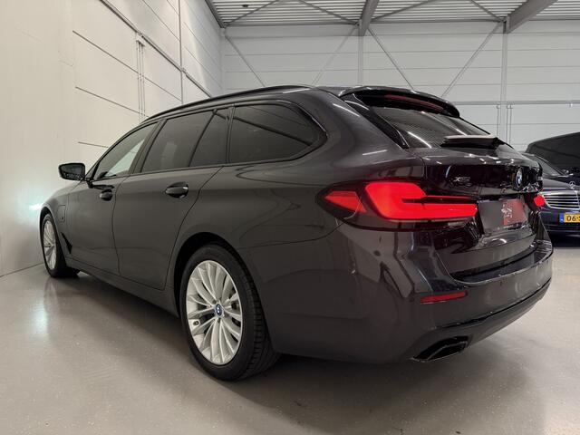 BMW 5-SERIE Touring 530e xDrive High exe PANO/TREKHAAK/H&K/LASER/360CAMERA/HEAD-UP/ACC/LEER-SPORT/SFEER/DRIVING ASS. PRO/M-SPORTSTUUR/KEYLESS/DONKERE-HEMEL/VOLLEDIG BMW DEALER HISTORIE/ABSOLUTE NIEUWSTAAT