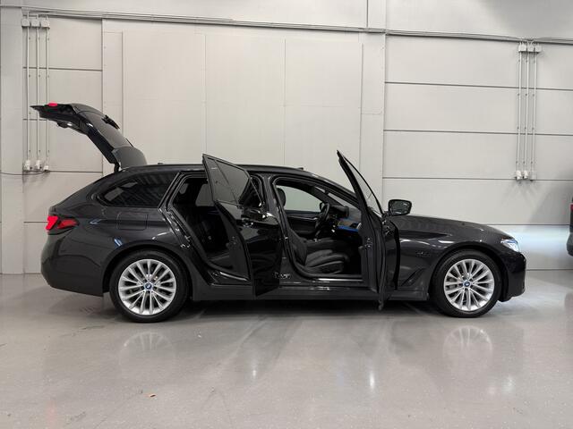 BMW 5-SERIE Touring 530e xDrive High exe PANO/TREKHAAK/H&K/LASER/360CAMERA/HEAD-UP/ACC/LEER-SPORT/SFEER/DRIVING ASS. PRO/M-SPORTSTUUR/KEYLESS/DONKERE-HEMEL/VOLLEDIG BMW DEALER HISTORIE/ABSOLUTE NIEUWSTAAT