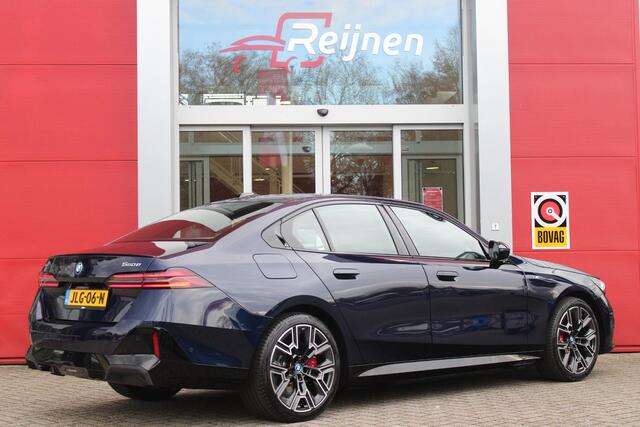 BMW 5-SERIE 550e 490PK xDRIVE | BMW INTERGRAL ACTIVE STEERING (4 WIELBESTURING) | M SPORT PRO | PANORAMA DAK | BOWERS & WILKINS PREMIUM AUDIOSYSTEM | STUUR VERWARMING | 20" LICHTMETALEN VELGEN | ICONIC GLOW GRILL | ZONNESCHERM ACHTERRUIT ELEKTRISCH | INTERIEURLIJSTEN M DONKERZILVER/CARBON FIBER | DRIVING ASSISTANT PLUS | SHADOW LINE | INNOVATIE PAKKET | TRAVEL PAKKET | COMFORT PAKKET (AUTOMATISCHE AIRCONDITIONING 4 ZONES MET AUTOMATISCHE LUCHTCIRCULATIEFUNCTIE, STOELVERWARMING VOOR + ACHTER, STOELEN ELEKTRISCH VERSTELBAAR MET MEMORY, ACTIEVE STOELVENTILATIE VOOR) | BMW INDIVIDUAL LEER MERINO SILVERSTONE/ATLAS GRIJS | COMFORT ACCES | DRAADLOZE TELEFOONLADER | DRAADLOZE APPLE CARPLAY/ANDROID AUTO | NAVIGATIE PROFFESIONAL | SFEER VERLICHTING | 360° CAMERA | ELEKTRISCH BEDIENBARE ACHTERKLEP | HEAD UP DISPLAY | ELEKTRISCH BEDIENBAAR STUURKOLOM | BMW INDIVIDUAL TANSANIT BLAU |