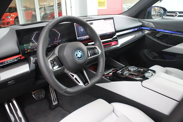 BMW 5-SERIE 550e 490PK xDRIVE | BMW INTERGRAL ACTIVE STEERING (4 WIELBESTURING) | M SPORT PRO | PANORAMA DAK | BOWERS & WILKINS PREMIUM AUDIOSYSTEM | STUUR VERWARMING | 20" LICHTMETALEN VELGEN | ICONIC GLOW GRILL | ZONNESCHERM ACHTERRUIT ELEKTRISCH | INTERIEURLIJSTEN M DONKERZILVER/CARBON FIBER | DRIVING ASSISTANT PLUS | SHADOW LINE | INNOVATIE PAKKET | TRAVEL PAKKET | COMFORT PAKKET (AUTOMATISCHE AIRCONDITIONING 4 ZONES MET AUTOMATISCHE LUCHTCIRCULATIEFUNCTIE, STOELVERWARMING VOOR + ACHTER, STOELEN ELEKTRISCH VERSTELBAAR MET MEMORY, ACTIEVE STOELVENTILATIE VOOR) | BMW INDIVIDUAL LEER MERINO SILVERSTONE/ATLAS GRIJS | COMFORT ACCES | DRAADLOZE TELEFOONLADER | DRAADLOZE APPLE CARPLAY/ANDROID AUTO | NAVIGATIE PROFFESIONAL | SFEER VERLICHTING | 360° CAMERA | ELEKTRISCH BEDIENBARE ACHTERKLEP | HEAD UP DISPLAY | ELEKTRISCH BEDIENBAAR STUURKOLOM | BMW INDIVIDUAL TANSANIT BLAU |