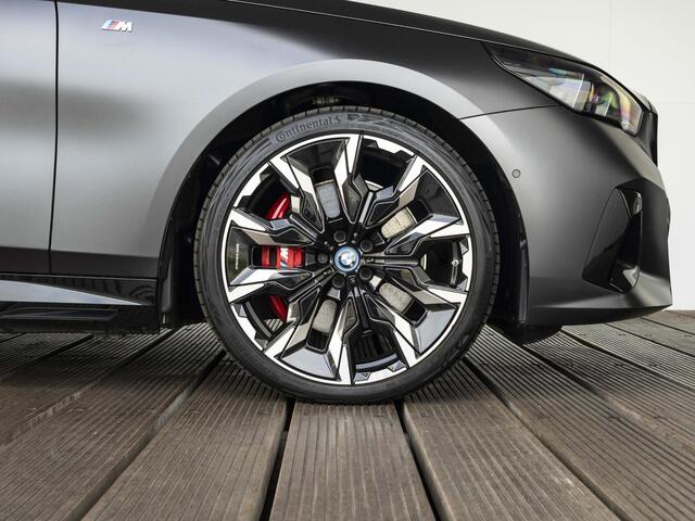 BMW 5-SERIE 550e xDrive | M Sportpakket Pro | Comfort Access | Driving Assistant Plus | Bowers & Wilkins | Glazen Panoramadak | 21 inch | Trekhaak
