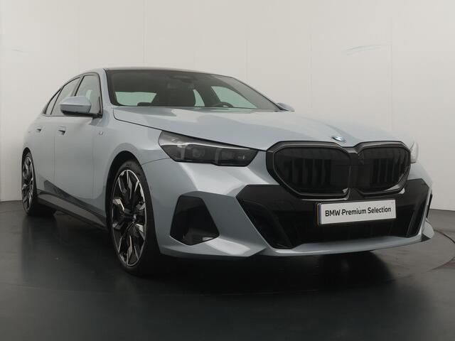 BMW 5-SERIE 520i M Sport Pro | Glazen Panoramadak | Trekhaak Elektrisch | Stuur- en Stoelverwarming voor en achter | Harman Kardon | Driving Assistant Professional | Head-Up Display |