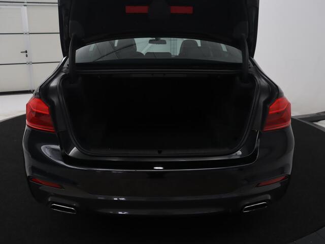 BMW 5-SERIE 530i xDrive High Executive | M Sport | LED | Stoelverwarming | Schuif/-kanteldak | Stoelventilatie | 360 Camera | Harman Kardon Sound |