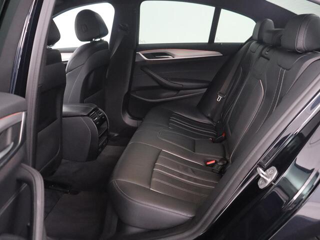 BMW 5-SERIE 520i M-Sport | Leder | Stoelverwarming | Cruise control | Camera | Park assist | Navigatie | Carplay | Sfeerverlichting | Climate control | Full LED