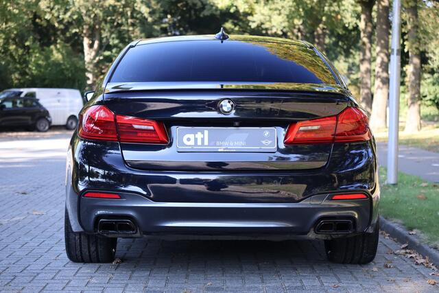 BMW 5-SERIE M550i xDrive Executive M-Sport | Merino leder | 20" | Driving Assistent Plus | Comfort stoel met geheugen | Real-Time Traffic information | Zonnerolgordijnen achter | Stoelverwarming voor en achter | Etc.