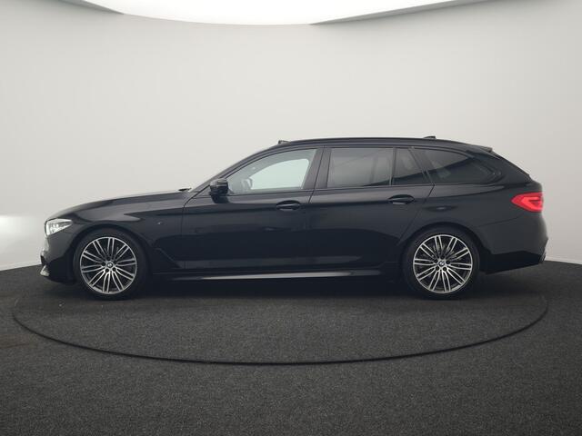BMW 5-SERIE Touring 520i M Sport 184pk Dealer O.H. | Panodak | Head Up | 360 Camera | Lederen Comfortzetels Memory & Verwarmd | Sfeerverlichting | Blis | Apple Carplay | Stuur Verwarmd | Adaptive LED | Navigatie | DAB | 19"L.M |