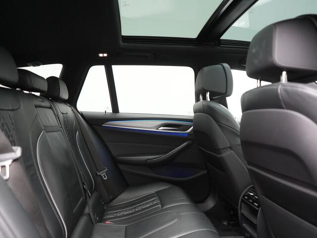 BMW 5-SERIE Touring 520i M Sport 184pk Dealer O.H. | Panodak | Head Up | 360 Camera | Lederen Comfortzetels Memory & Verwarmd | Sfeerverlichting | Blis | Apple Carplay | Stuur Verwarmd | Adaptive LED | Navigatie | DAB | 19"L.M |