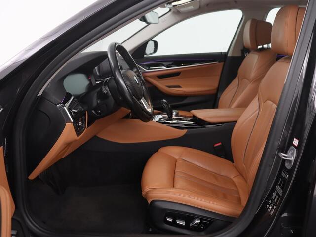 BMW 5-SERIE Touring 530i xDrive High Executive | Pano.Dak | Trekhaak | Head-Up | Camera | Stoelverwarming | Stuurwielverwarming |