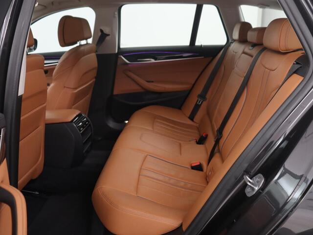 BMW 5-SERIE Touring 530i xDrive High Executive | Pano.Dak | Trekhaak | Head-Up | Camera | Stoelverwarming | Stuurwielverwarming |