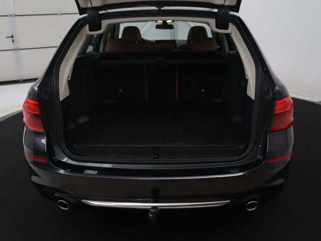 BMW 5-SERIE Touring 530i xDrive High Executive | Pano.Dak | Trekhaak | Head-Up | Camera | Stoelverwarming | Stuurwielverwarming |
