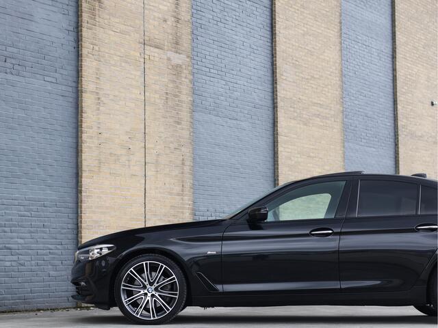 BMW 5-SERIE 530i xDrive Sport Line | HUD | Comfortstoelen | Schuif-/kanteldak | 759i Individual