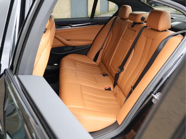 BMW 5-SERIE 530i xDrive Sport Line | HUD | Comfortstoelen | Schuif-/kanteldak | 759i Individual