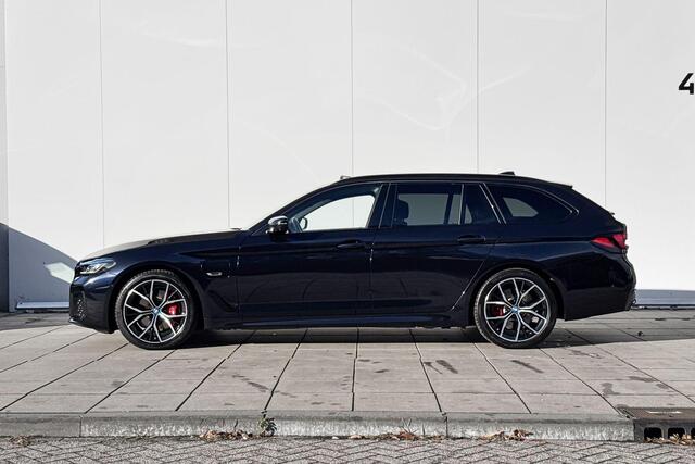 BMW 5-SERIE Touring 530e M-Sport M-Sport Pro / Driving Assistant Professional / Comfort Acces / Electrische Trekhaak / Harman Kardon Audio / Glazen Schuifdak / Head Up Display / Getinte Ramen / Stuurwielrandverwarming