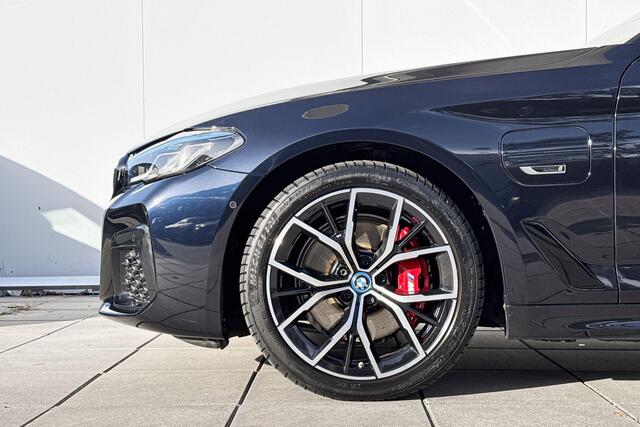BMW 5-SERIE Touring 530e M-Sport M-Sport Pro / Driving Assistant Professional / Comfort Acces / Electrische Trekhaak / Harman Kardon Audio / Glazen Schuifdak / Head Up Display / Getinte Ramen / Stuurwielrandverwarming