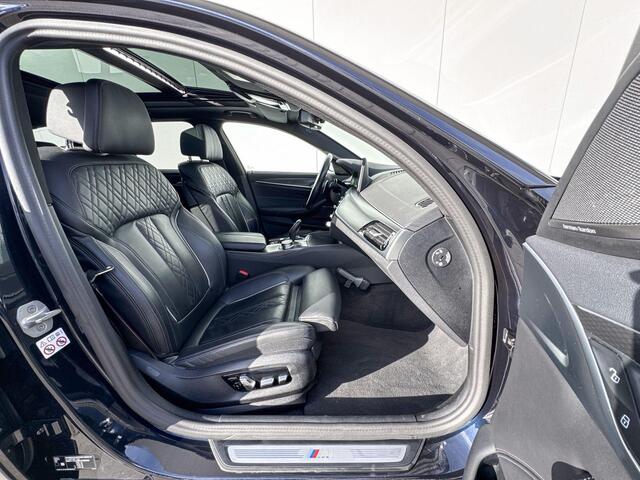 BMW 5-SERIE Touring 530e M-Sport M-Sport Pro / Driving Assistant Professional / Comfort Acces / Electrische Trekhaak / Harman Kardon Audio / Glazen Schuifdak / Head Up Display / Getinte Ramen / Stuurwielrandverwarming