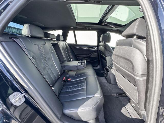 BMW 5-SERIE Touring 530e M-Sport M-Sport Pro / Driving Assistant Professional / Comfort Acces / Electrische Trekhaak / Harman Kardon Audio / Glazen Schuifdak / Head Up Display / Getinte Ramen / Stuurwielrandverwarming