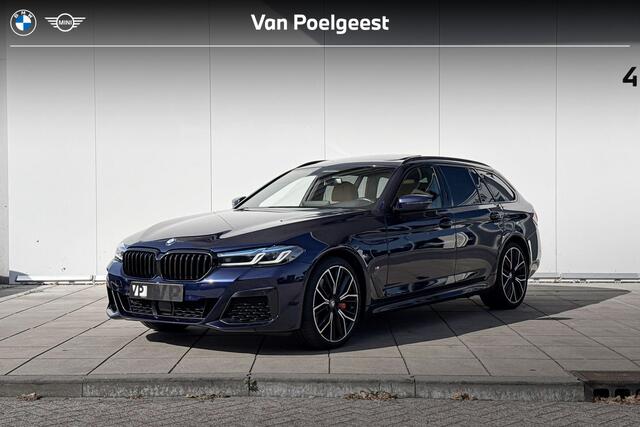 BMW 5-SERIE Touring 540d xDrive High Executive M-Sport 20 Inch / Stoelverwarming voor + Achter / Stuurwielrand verwarming / Glazen Schuifdak / Comfort Acces / Electrische Zwenkhaak / Soft Close / Getinte Ramen Achter / Stand kachel / Stoelventilatie / Driving Prof / Head Up Display / Harman kardon