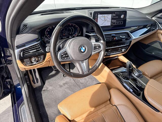 BMW 5-SERIE Touring 540d xDrive High Executive M-Sport 20 Inch / Stoelverwarming voor + Achter / Stuurwielrand verwarming / Glazen Schuifdak / Comfort Acces / Electrische Zwenkhaak / Soft Close / Getinte Ramen Achter / Stand kachel / Stoelventilatie / Driving Prof / Head Up Display / Harman kardon