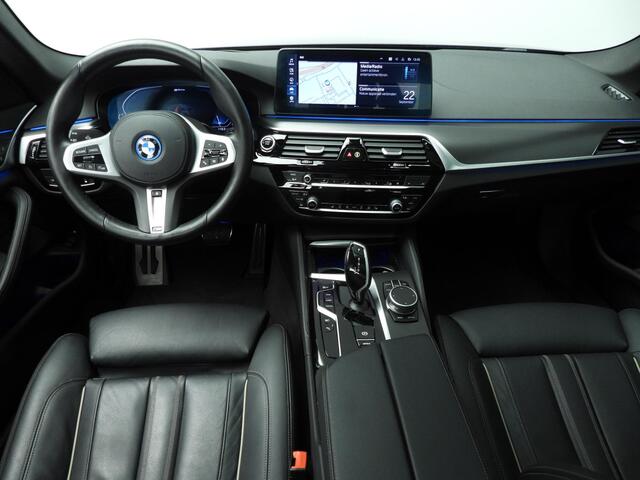 BMW 5-SERIE Touring 530e xDrive | M-Sportpakket | Laserlicht | Leder | HUD | Trekhaak | Panoramadak | Comfortzetels | DAB | Hifi speakers | Alu 18 inch