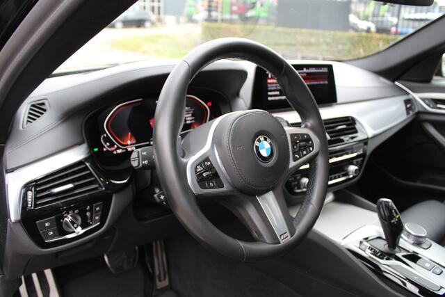 BMW 5-SERIE Touring 520i 184Pk High Executive Edition M-Sport | Trekhaak | Panoramadak