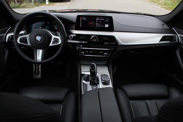 BMW 5-SERIE Touring 520i 184Pk High Executive Edition M-Sport | Trekhaak | Panoramadak