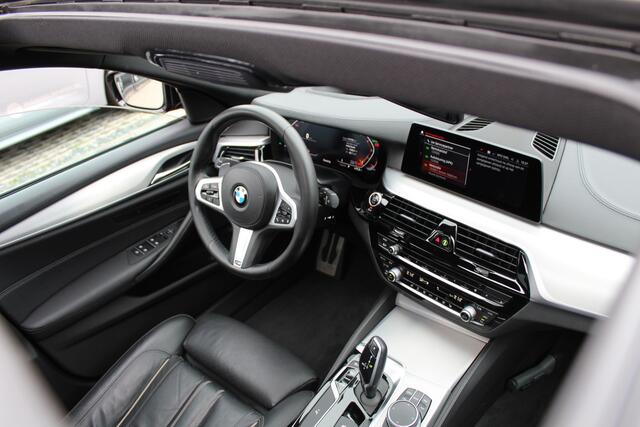 BMW 5-SERIE Touring 520i 184Pk High Executive Edition M-Sport | Trekhaak | Panoramadak