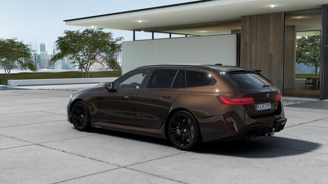 BMW 5-SERIE Touring M5 Automaat / M Drive Professional / Panoramadak / Trekhaak / Bowers & Wilkins / Parking Assistant Professional / M Multifunctionele Stoelen / M Carbon-keramische remmen