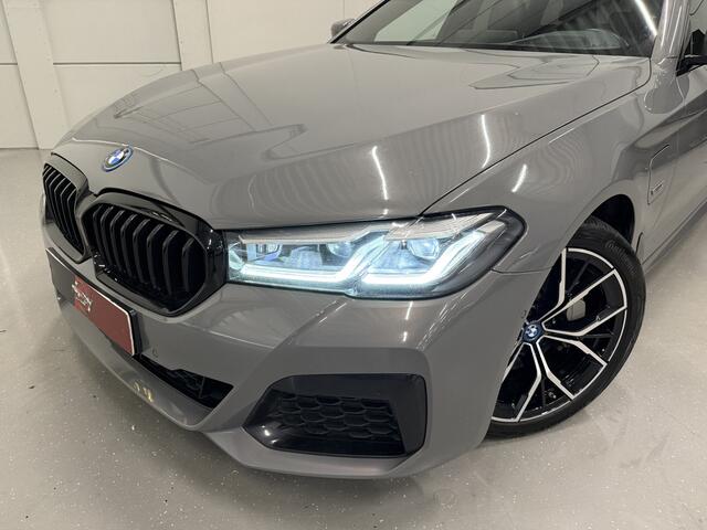 BMW 5-SERIE Touring 530e xDrive M-Sport BERNINAGRAU/PANO/HEAD-UP/H&K/LEER-SPORT/MEMORY/ACC/SFEER/LED/DONKERE-HEMEL/19" M-SPORT/SHADOW-LINE/VOLLEDIG BMW DEALER HISTORIE